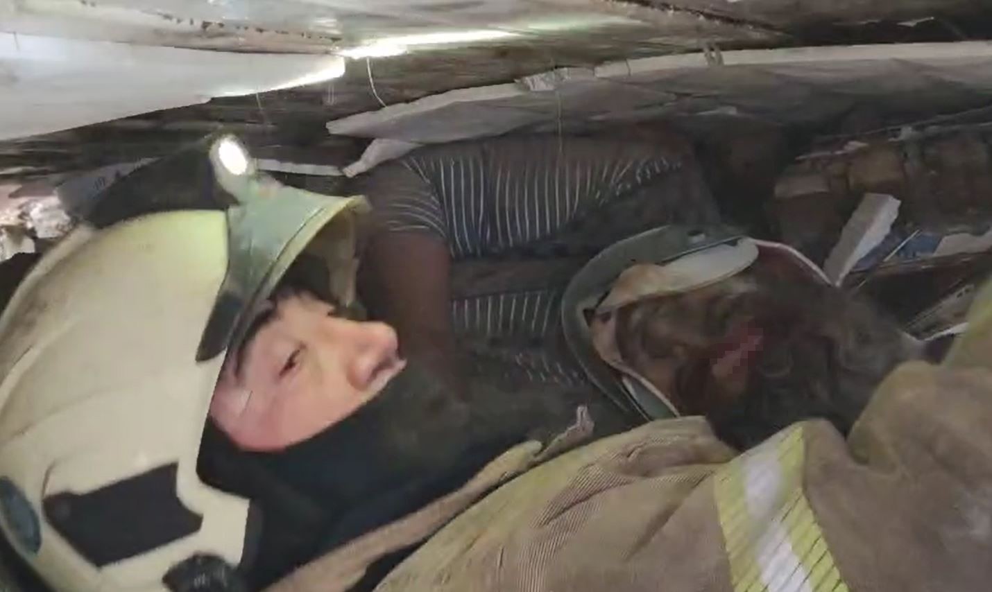 Fatih’te çöken binanın altında kalanların çıkarılma anı kamerada
