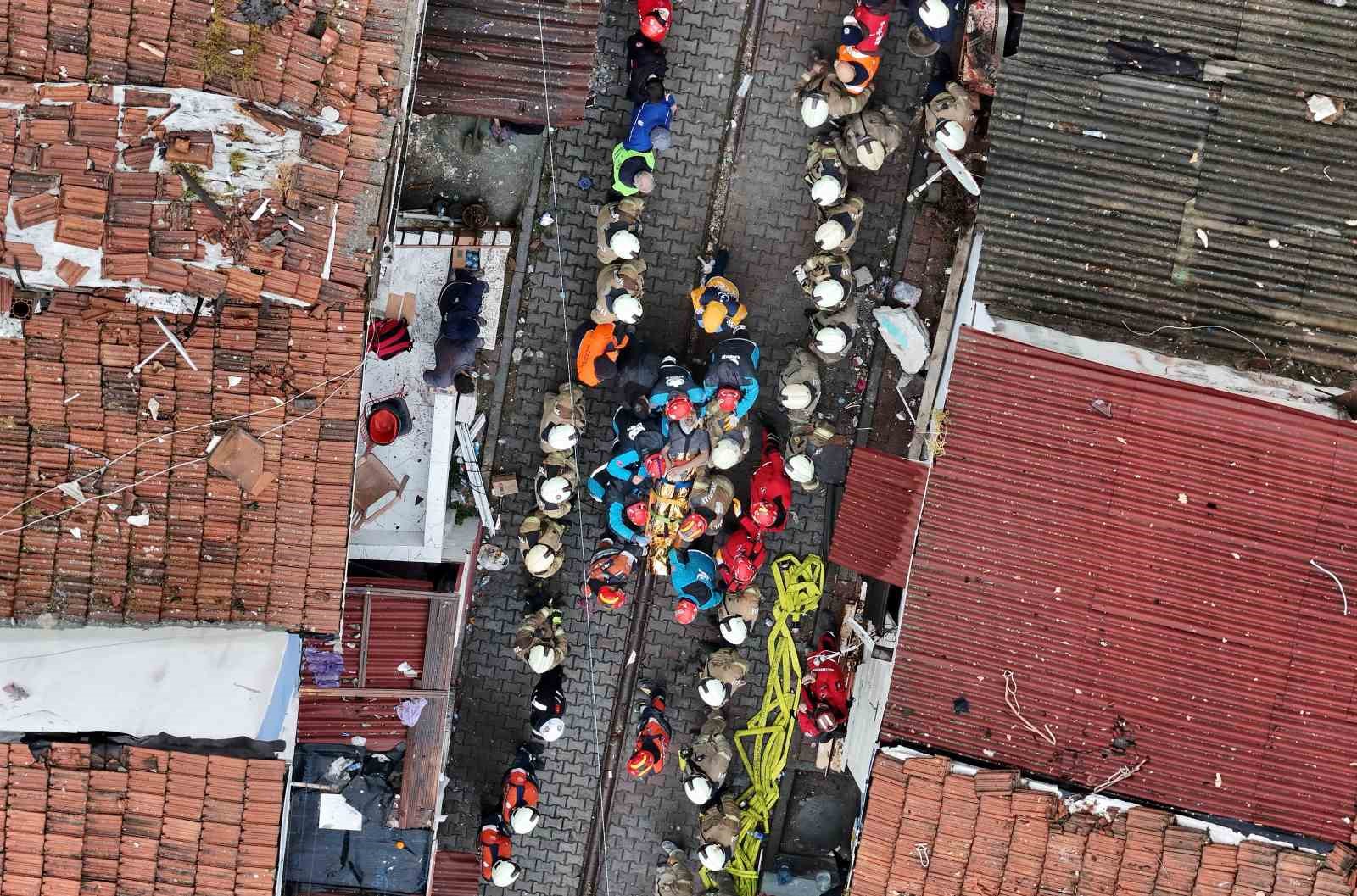 Fatih’te enkaz altında kalan 1 kişi daha kurtarıldı
