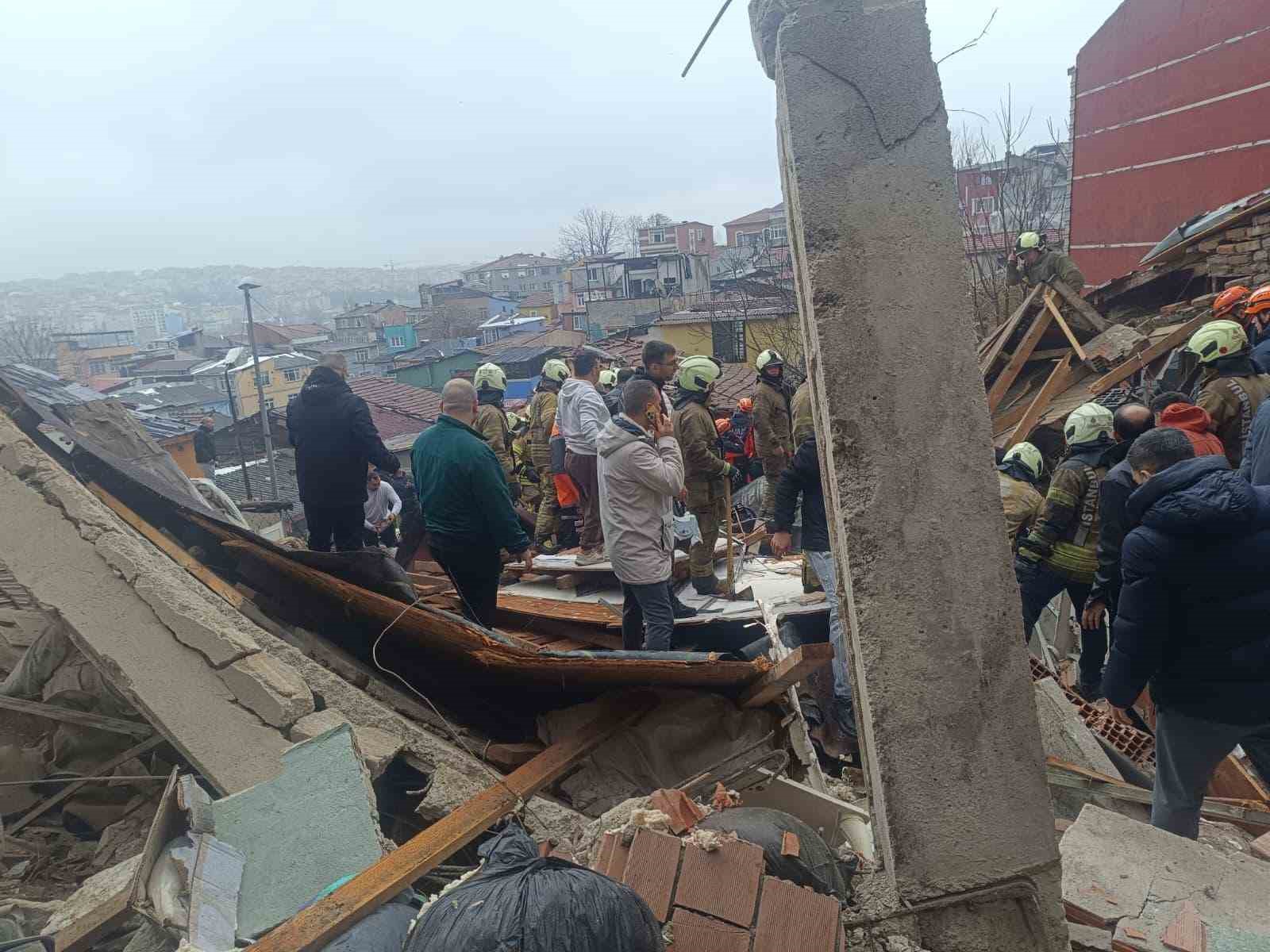 Fatih’te çöken binada enkaz altında kalanların kurtarılma anı kamerada