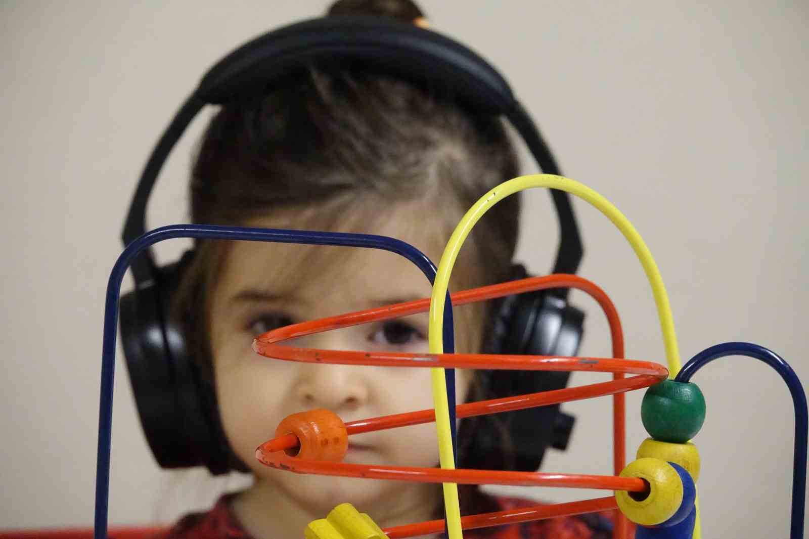 Otizmli kızıyla kurduğu "müzik bağı" diğer ailelere umut oldu