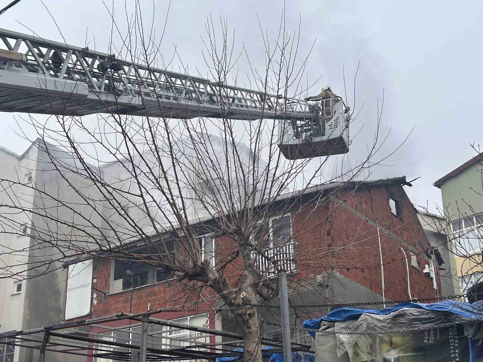Maltepe’de korkutan çatı yangını: 2 kişi tahliye edildi
