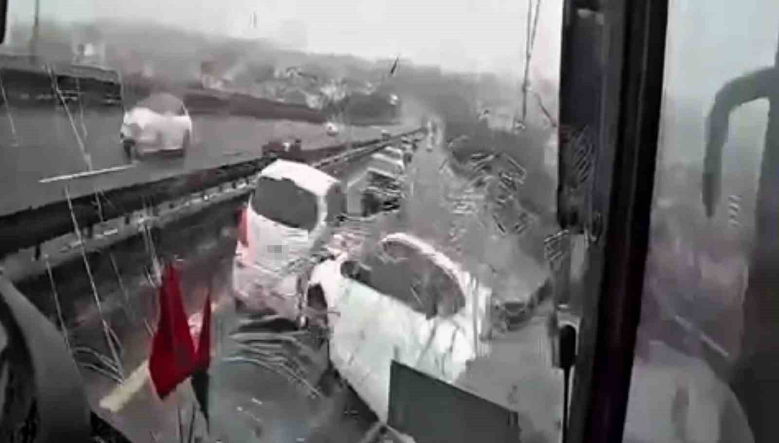 8 kişinin yaralandığı kazada ortalık savaş alanına döndü