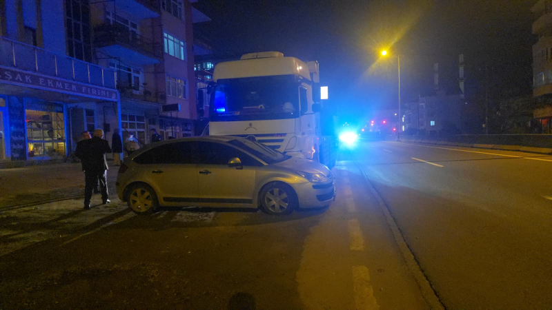 Önüne aldığı otomobili 100 metre sürükledi