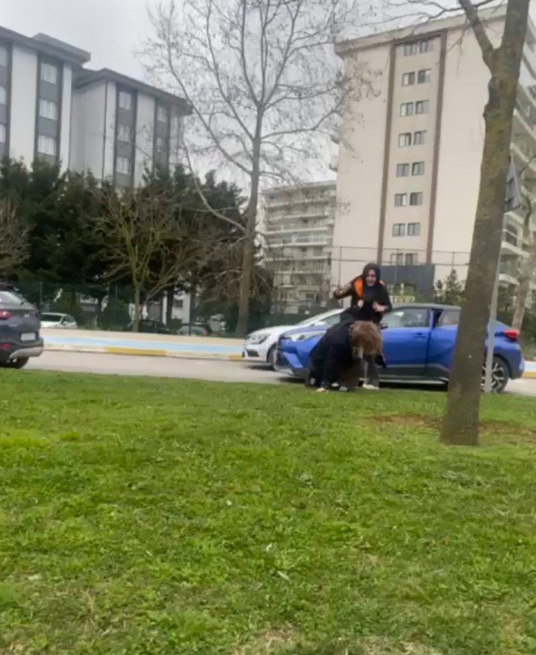 Pendik’te iki sürücü arasında yol kavgası çıktı: Kimseye aldırmadan yerlerde sürükledi
