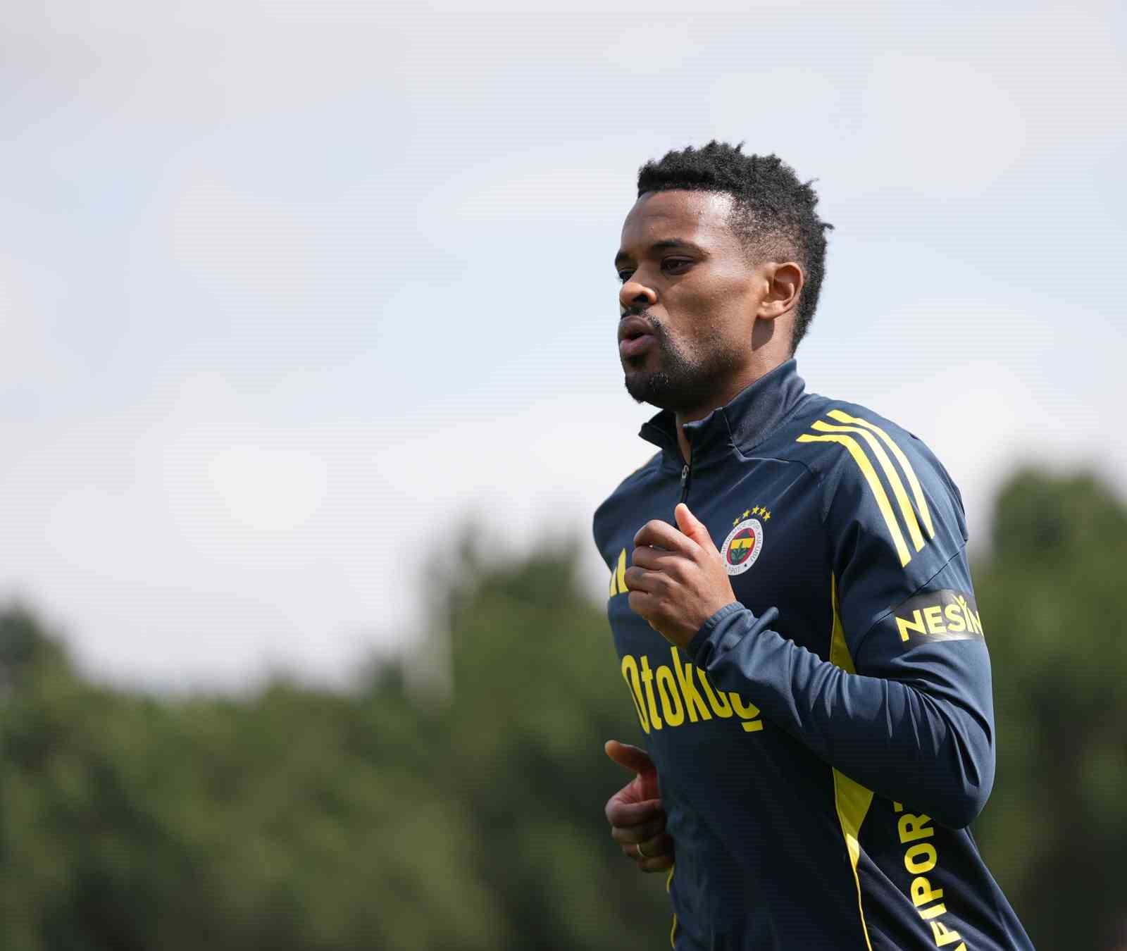 Fenerbahçe, günü çift antrenmanla tamamladı
