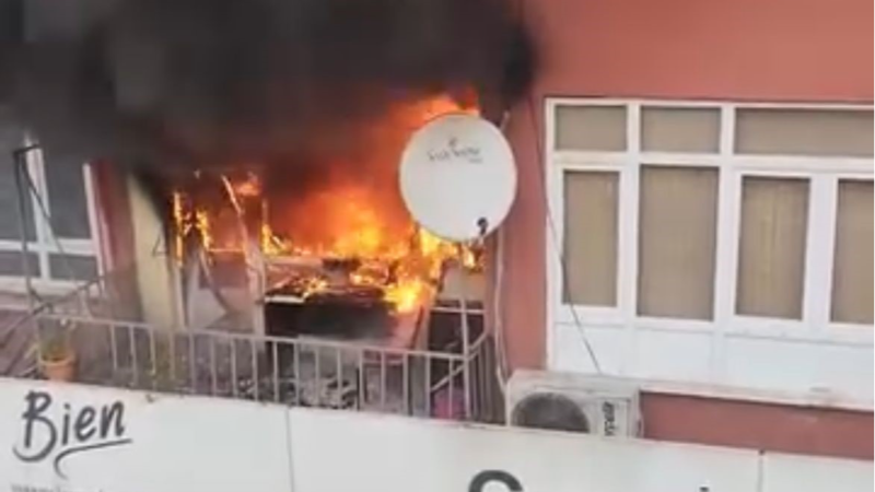 Daire alevlere teslim oldu, 4 kişi dumandan etkilendi