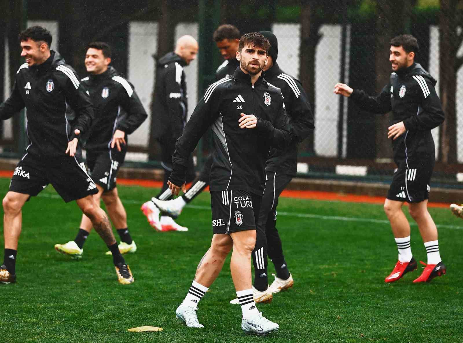 Beşiktaş, Fenerbahçe maçı hazırlıklarını sürdürdü
