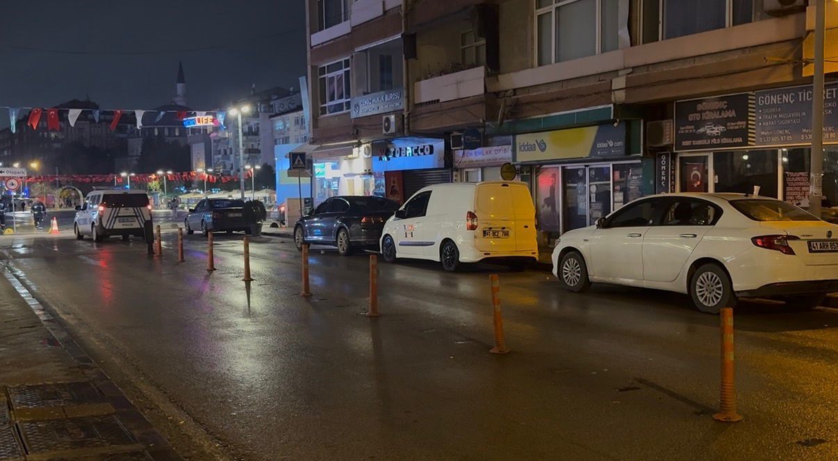 Kocaeli’de bıçaklanan şahıs dükkana sığındı