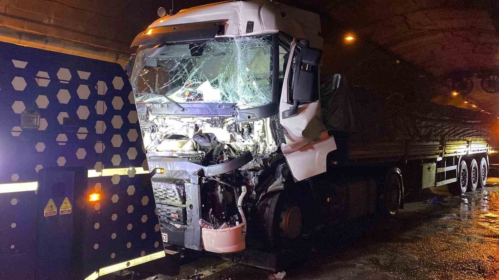 TEM’de tünel içinde 4 araç çarpıştı