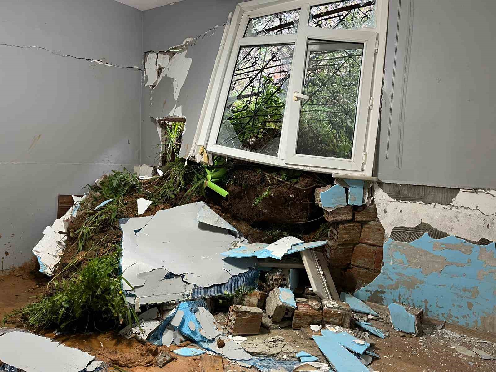 Maltepe’de toprak kayması: Tek katlı ev kullanılamaz hale geldi
