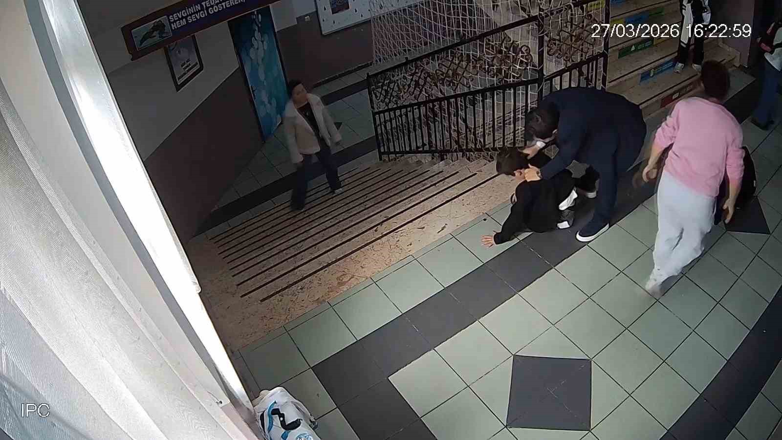 Okul müdüründen hayat kurtaran Heimlich manevrası
