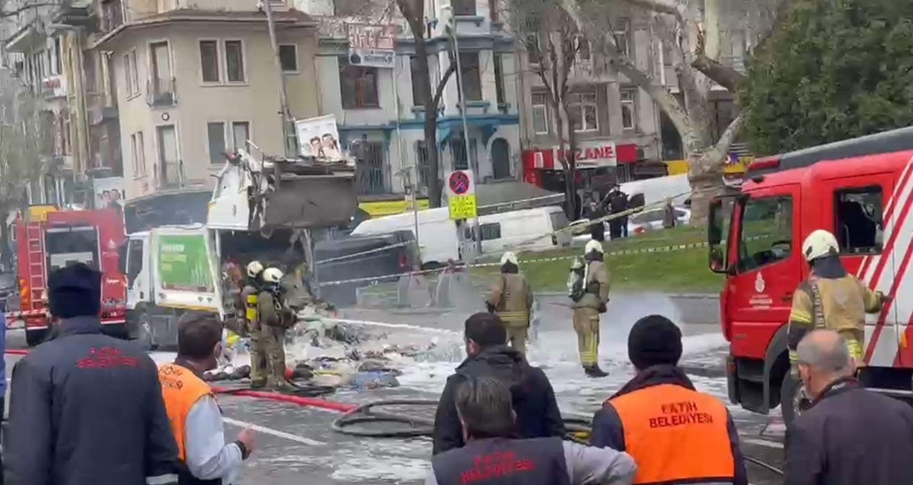 Fatih’te çöp kamyonunda yangın: Cadde trafiğe kapatıldı
