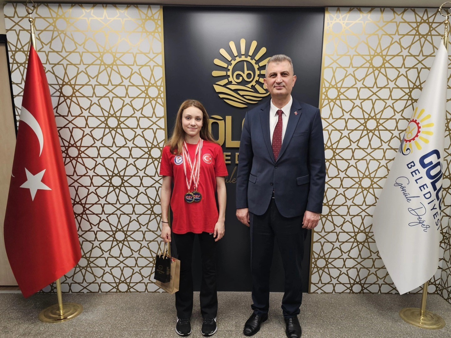 Şampiyon milli yüzücü Alara sevincini Başkan Sezer ile paylaştı
