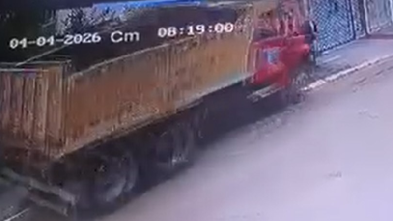 Kontrolden çıkan kamyon yayayı ezdi