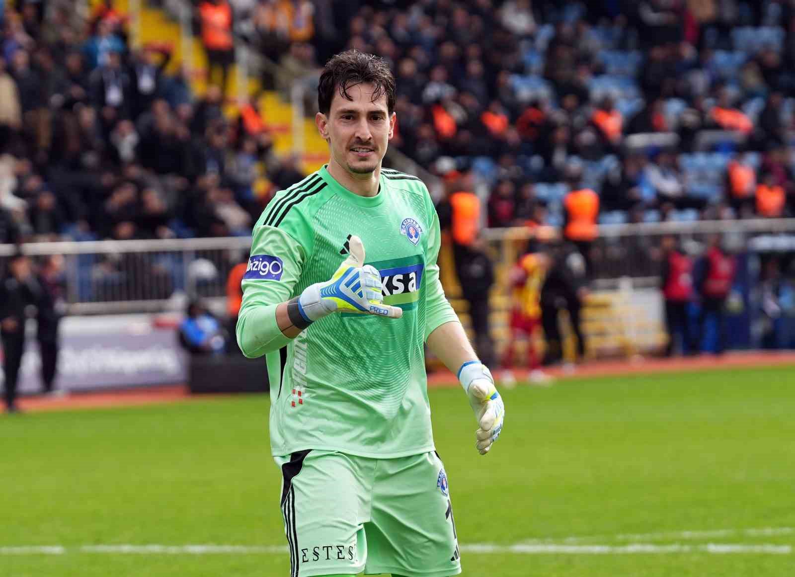 Kasımpaşa kalecisi Andreas Gianniotis’ten uzaklardan gol