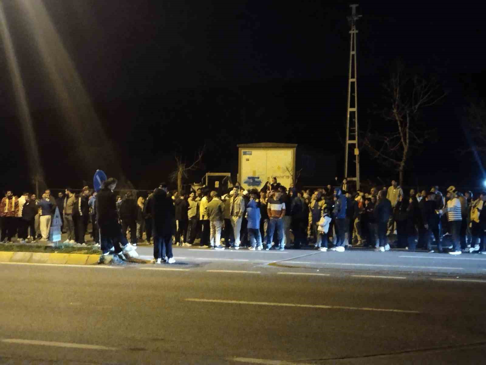 Fenerbahçeli taraftarlar Samandıra’da galibiyeti kutladı