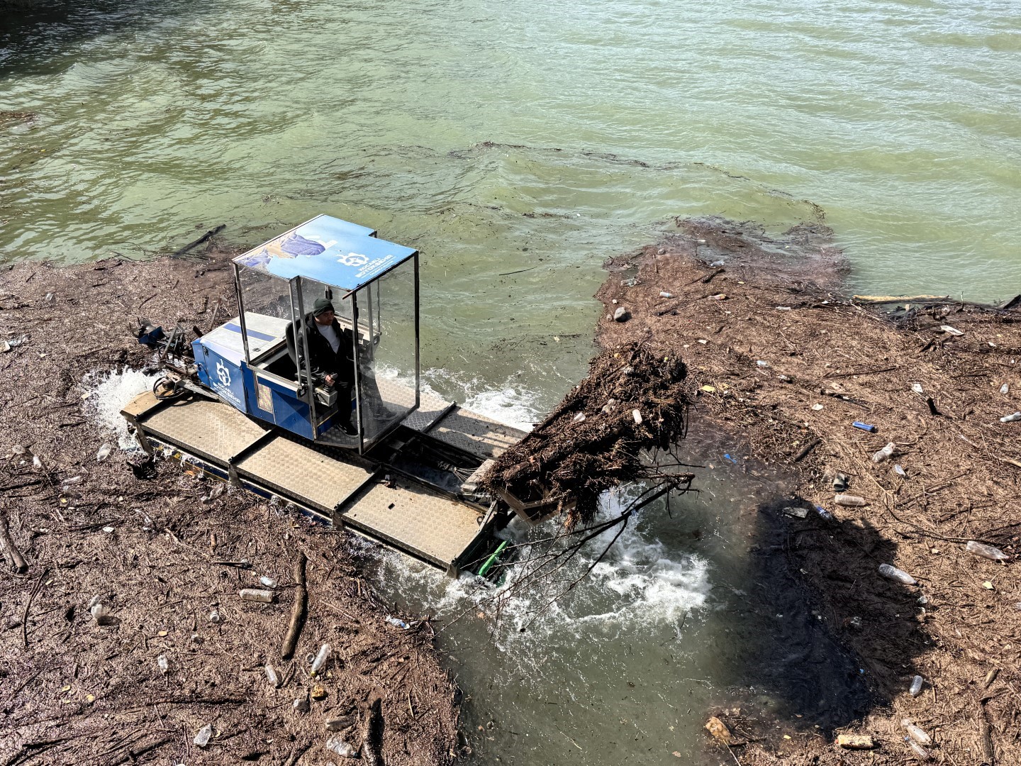 Yuvacık Barajı’ndan 9 kamyon atık çıkarıldı