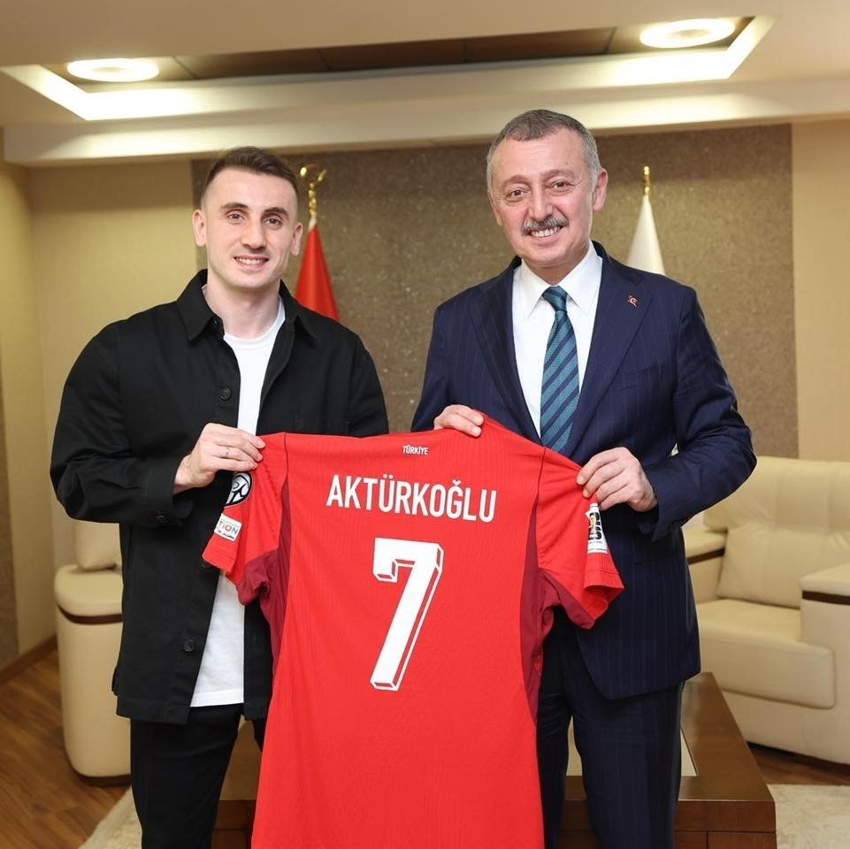 Kerem Aktürkoğlu’ndan Başkan Büyükakın’a ay-yıldızlı forma
