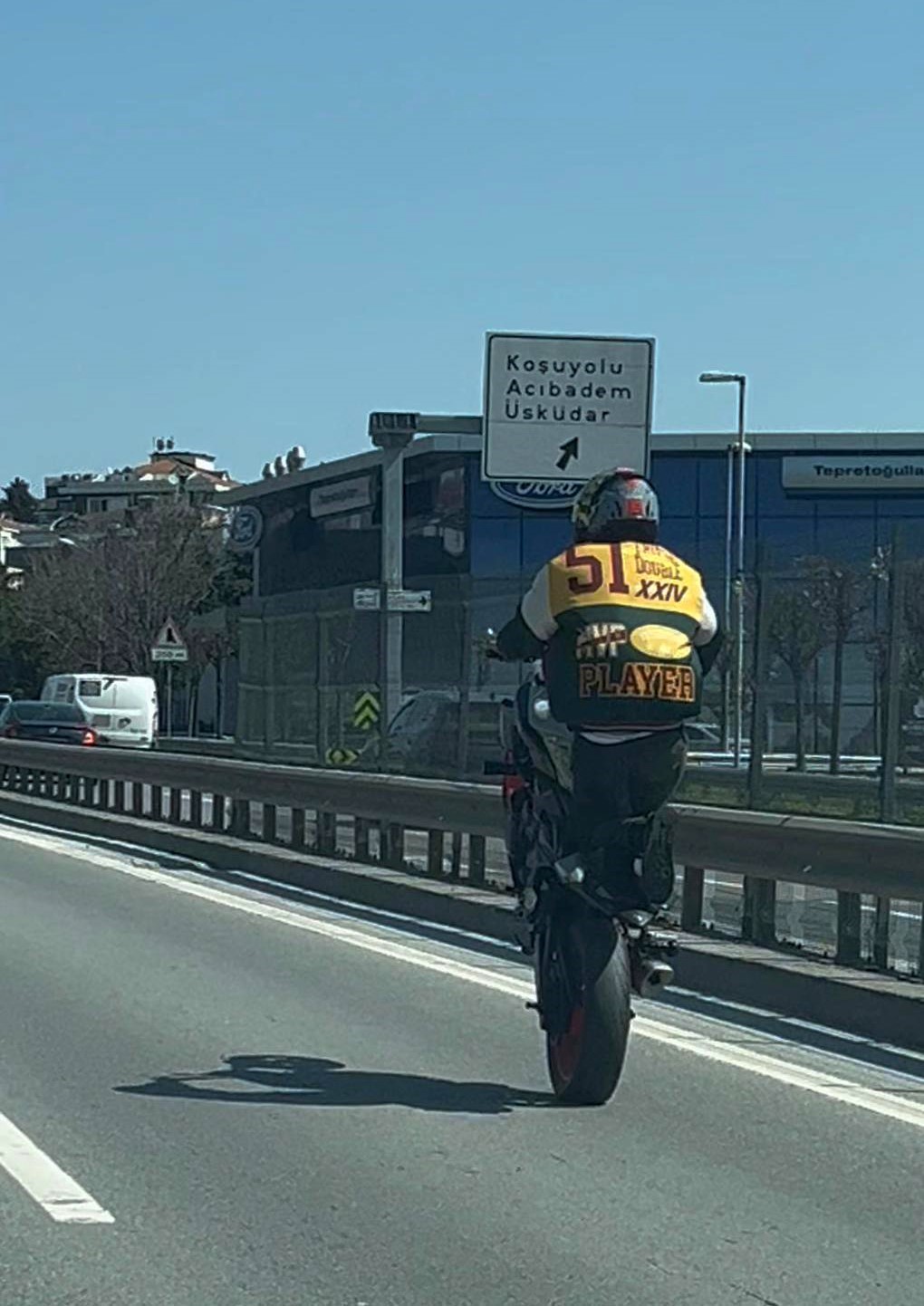 Kadıköy’de plakasız motosikletin tehlikeli yolculuğu kamerada

