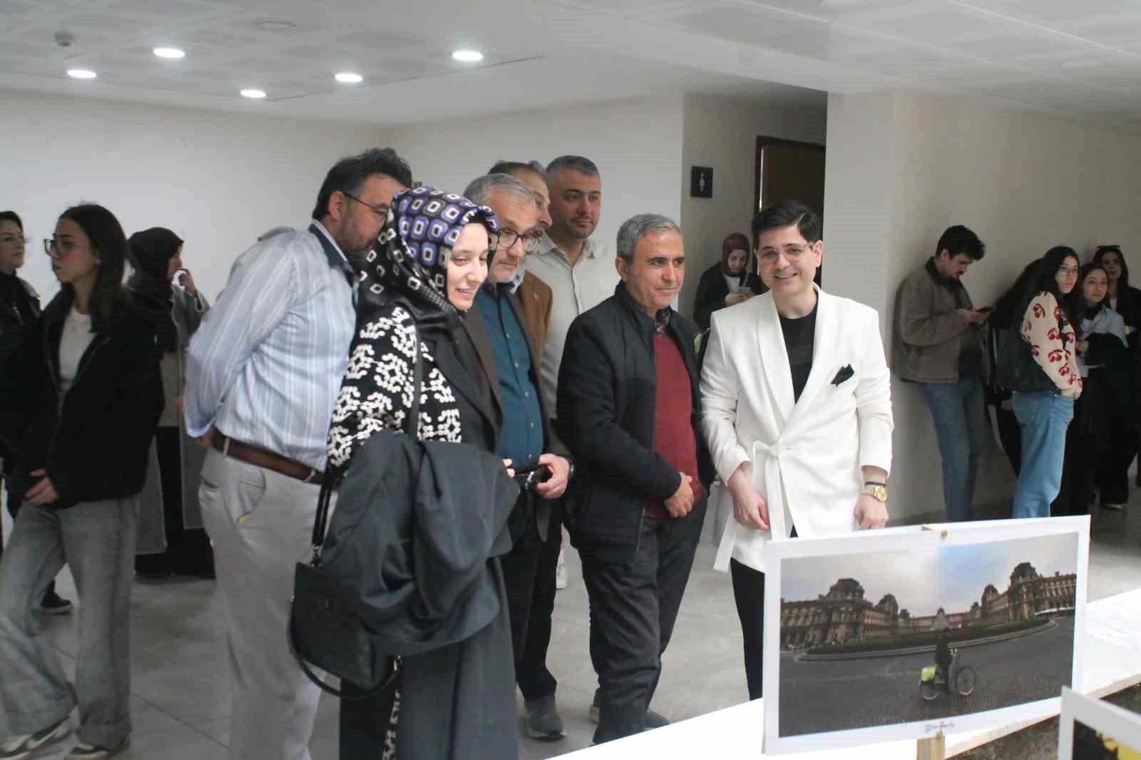 "Kent Düşleri" sergisi sanatseverlerle buluştu
