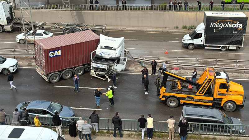 Kontrolden çıkan tır bariyerlere saplandı: 1 yaralı