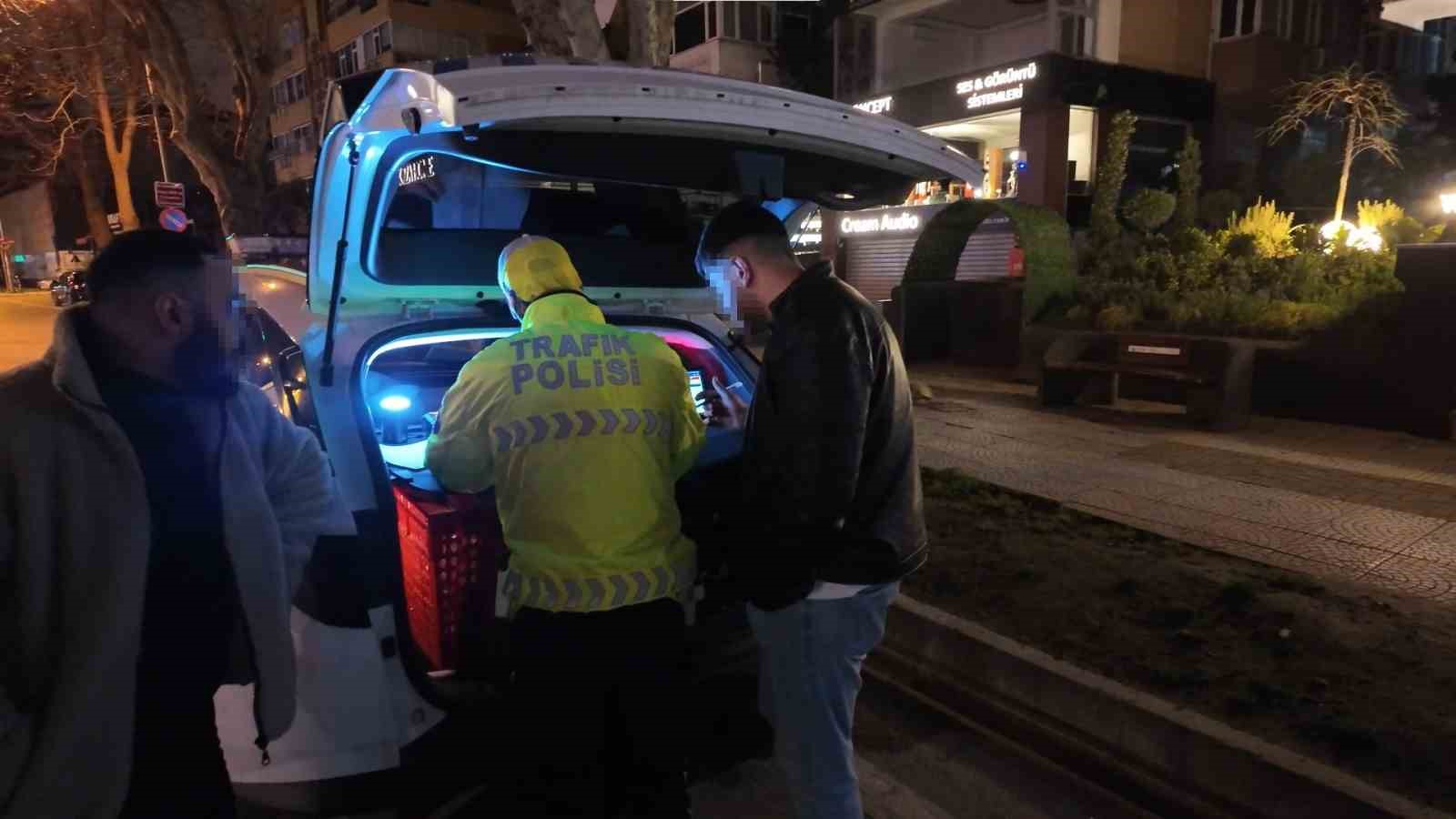 Kadıköy’de alkollü sürücü ekiplere zorluk çıkardı