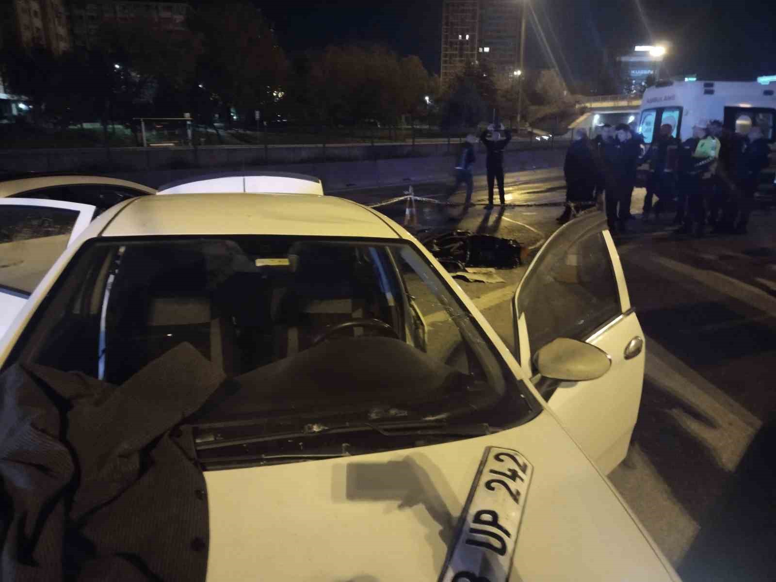 Kadıköy’de emniyet şeridindeki sürücüye otomobil çarptı: 1 ölü
