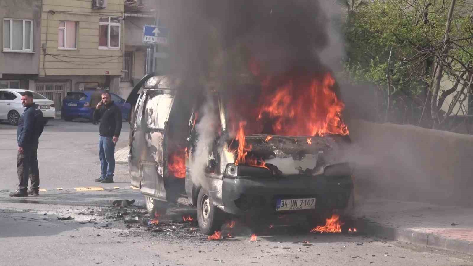 Ataşehir’de minibüs alev alev yandı
