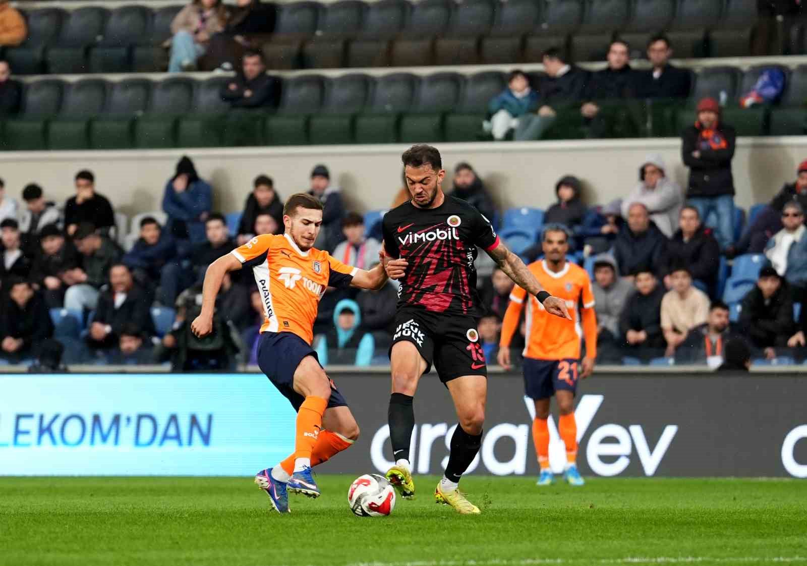 Trendyol Süper Lig: RAMS Başakşehir: 3 - Gençlerbirliği: 0 (İlk yarı)