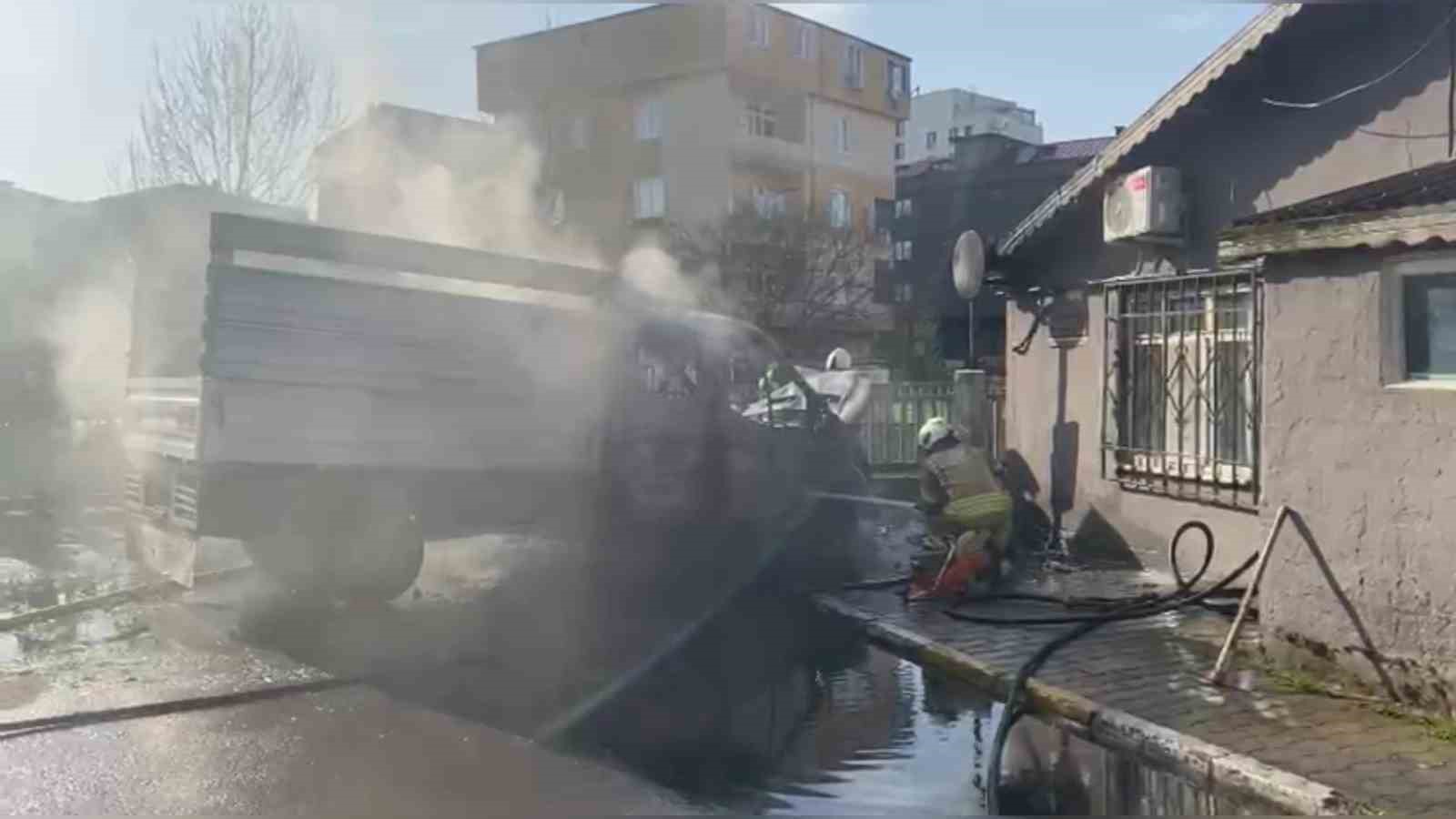 Sancaktepe’de kamyonet alev alev yandı
