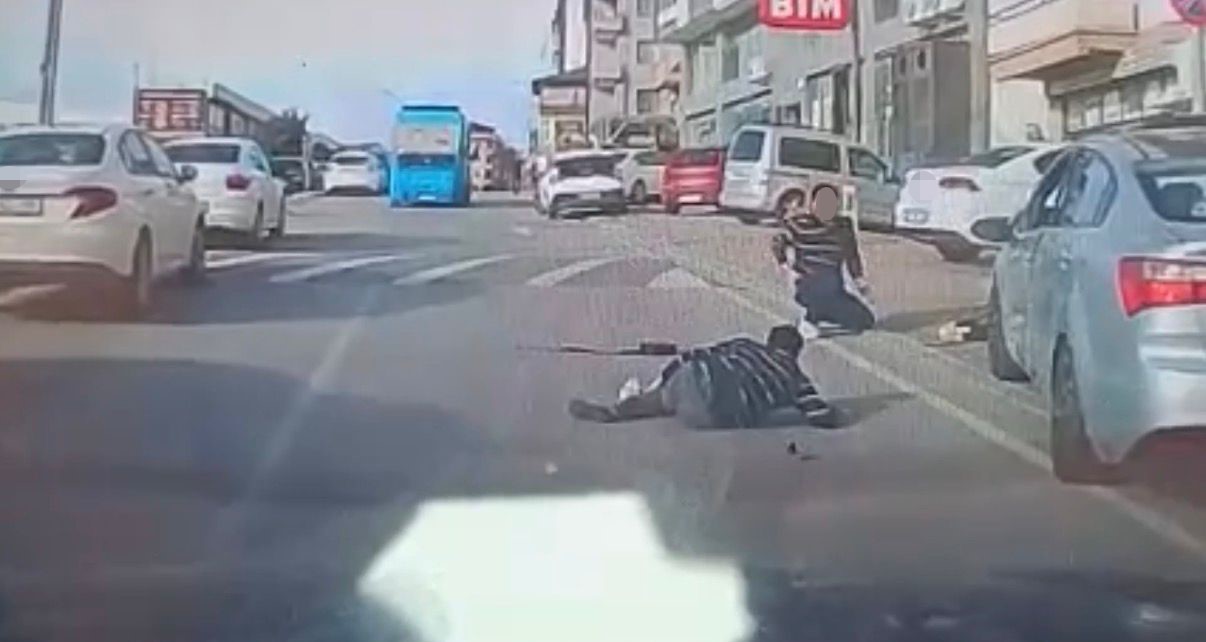 Uyuduğu öne sürülen sürücü, kaldırımdaki yayalara çarptı