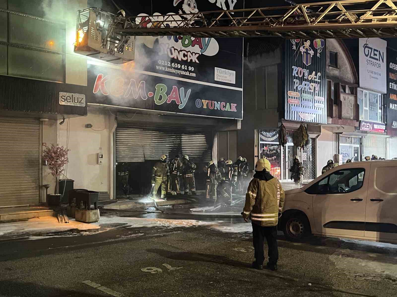 Bağcılar İSTOÇ’da iki katlı iş yerinde yangın
