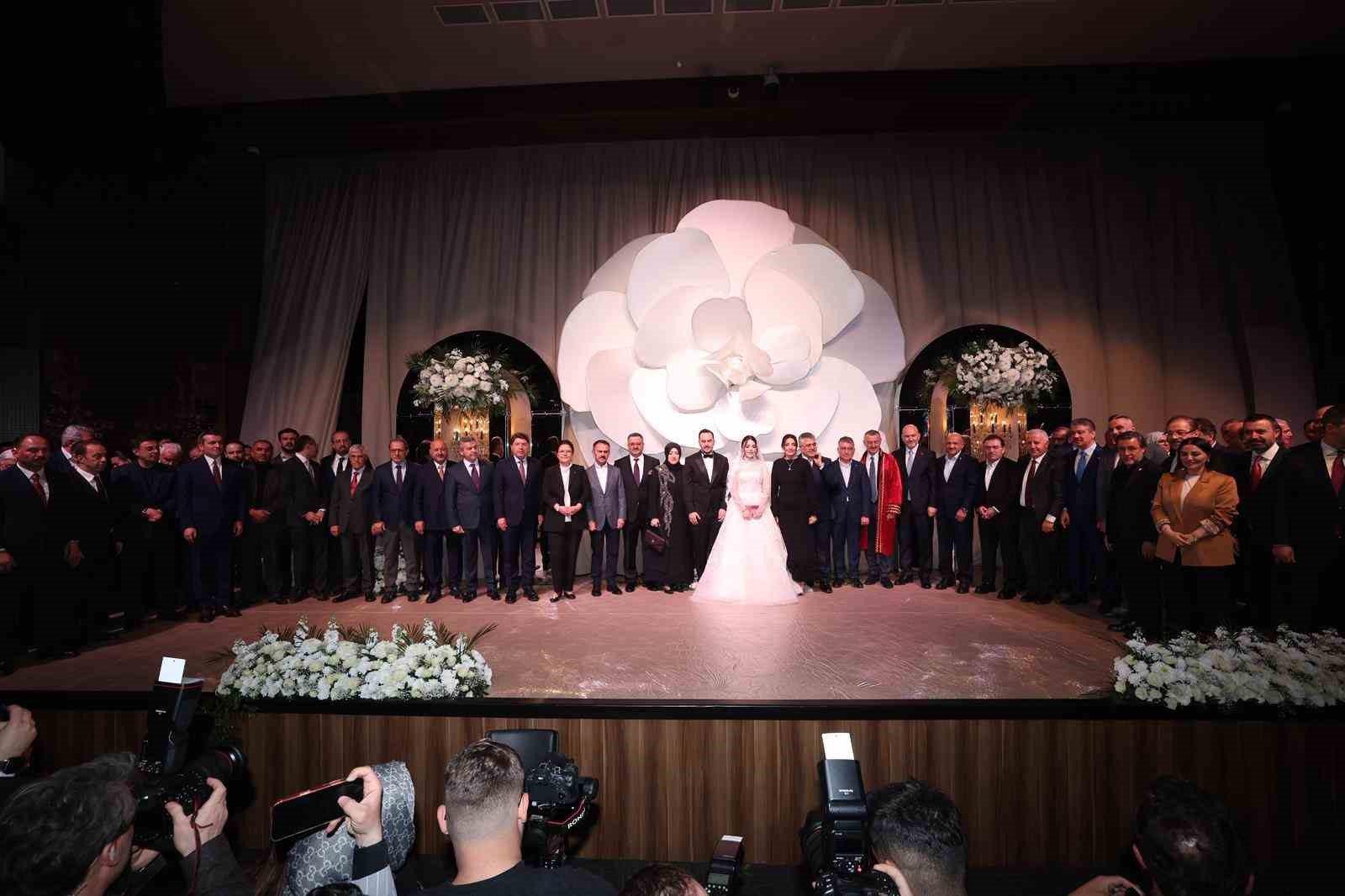 Nikah töreni siyaset camiasını bir araya getirdi
