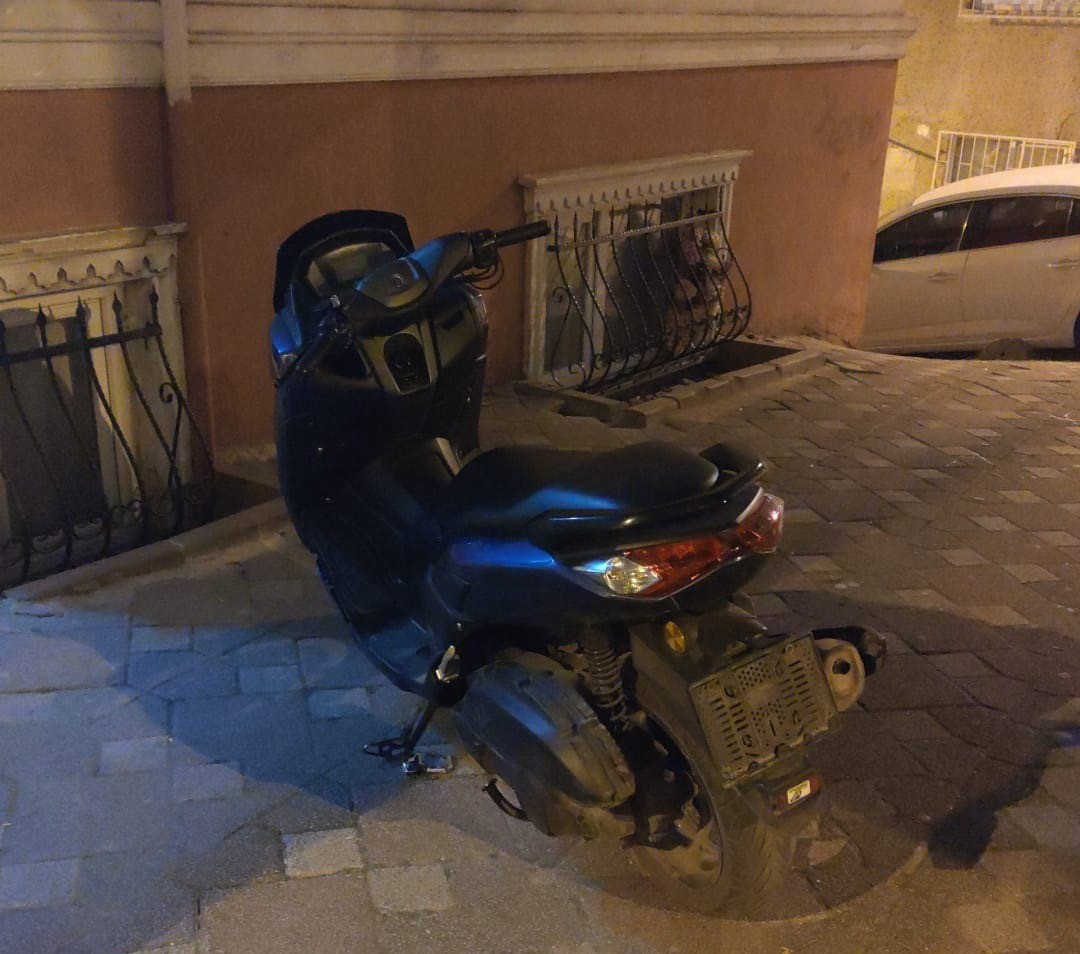 Fatih’te iş yerine silahlı saldırı kamerada: 3 şüpheli yakalandı
