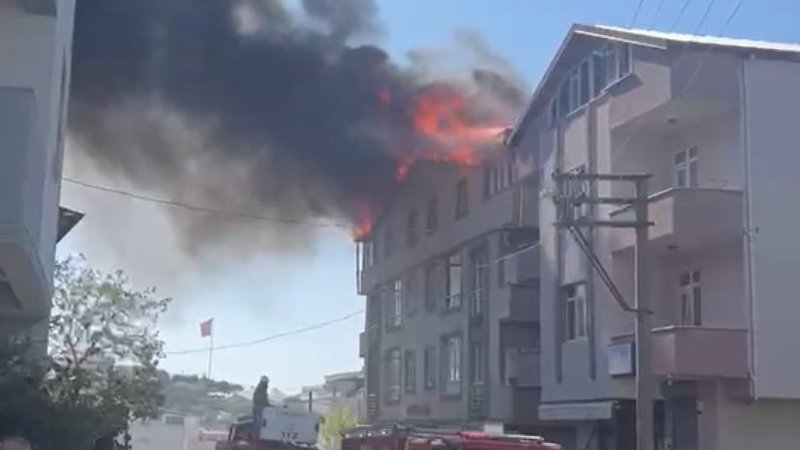 Apartmanın çatısı alev alev yandı