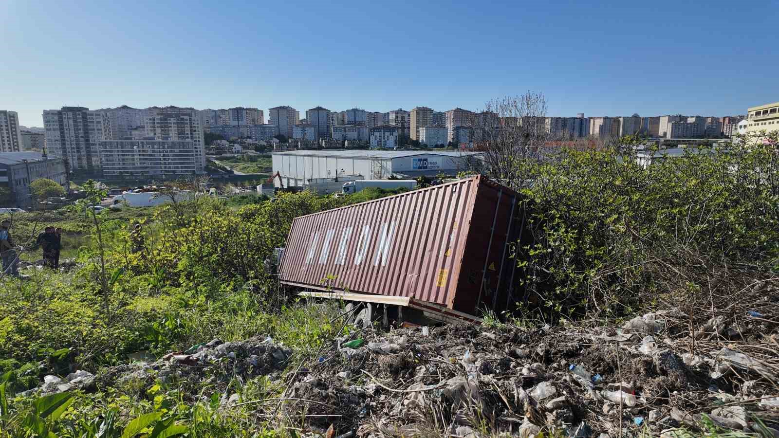 Beylikdüzü’nde tır kazasında faciadan dönüldü
