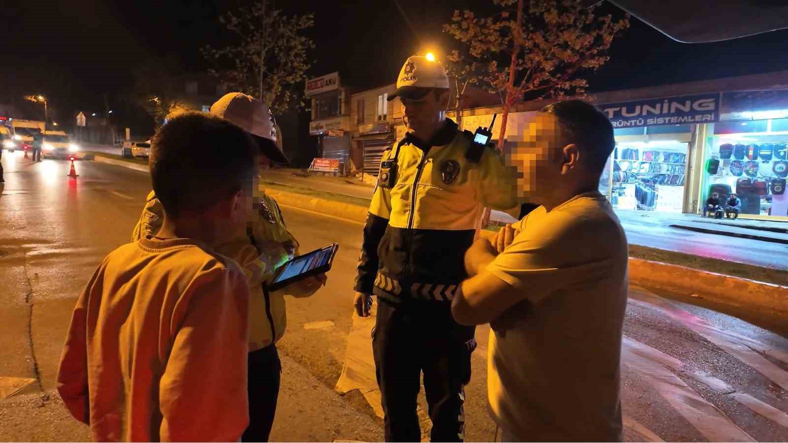 13 yaşındaki çocuğa direksiyonu verdi, savunması pes dedirtti
