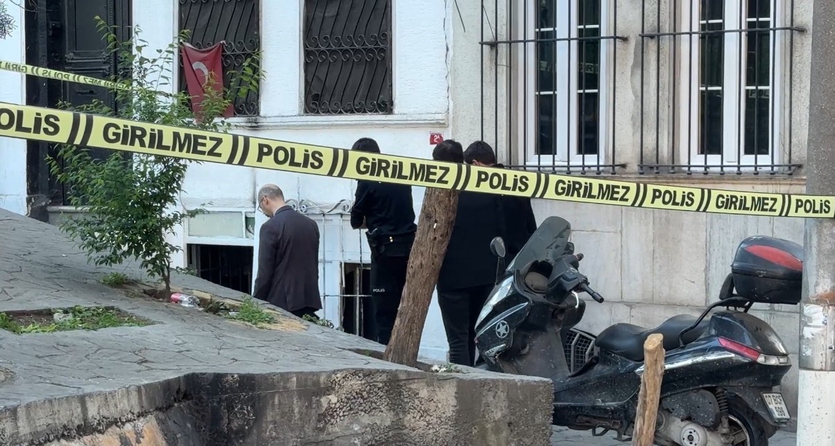 Beyoğlu’nda bir kişi apartman dairesinde ölü bulundu
