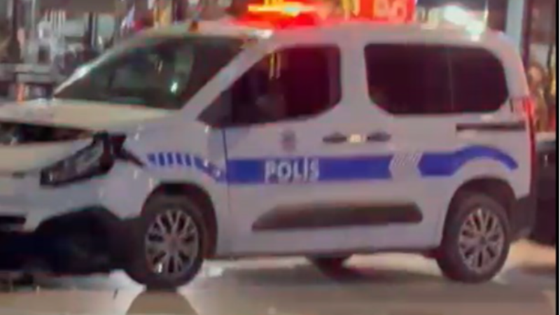 Otomobil ile polis  ekip otosu çarpıştı