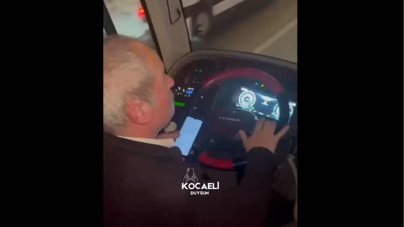 Seyir halindeyken telefon kullanan şoför tepki çekti