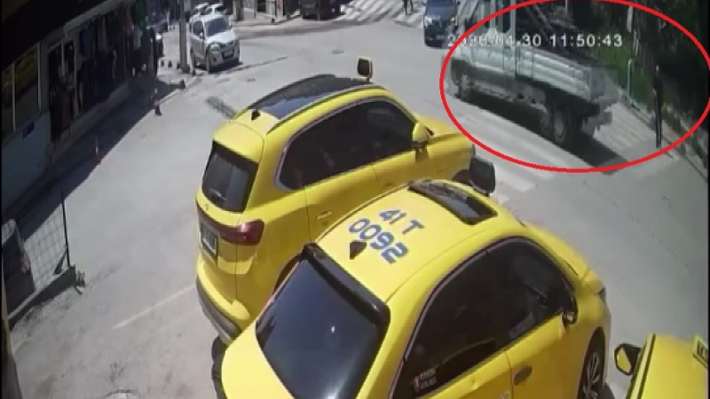 Görme engelli yayanın zor anları kamerada