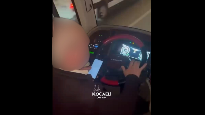 Seyir halindeyken telefon kullanan şoför tepki çekti