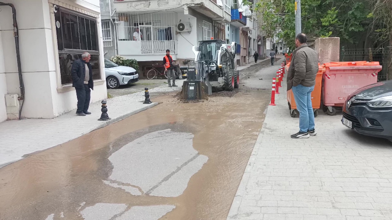 Altyapı çalışmasında ana su hattı patladı