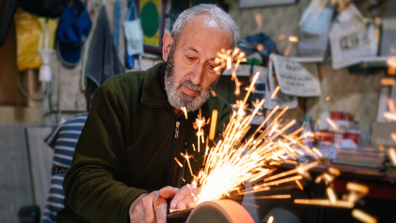 51 yıllık bıçak bileyicisi Kurban Bayramı mesaisine başladı