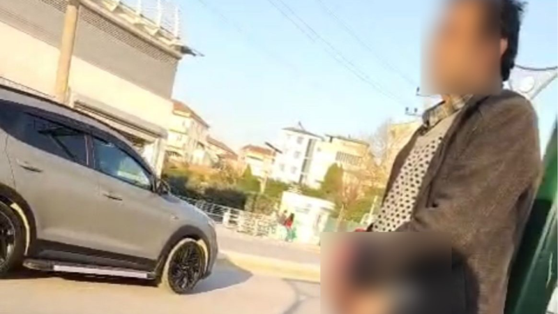 Durakta genç kadına dehşeti yaşattı