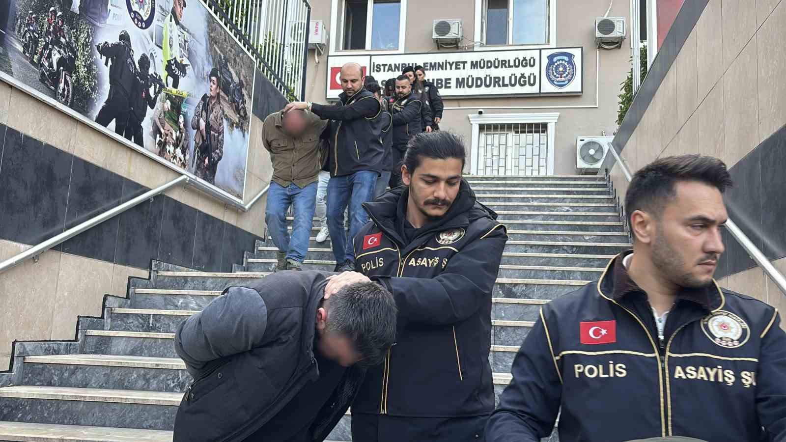 İstanbul merkezli 3 ilde düzenlenen "change oto’’ operasyonunda gözaltına alınan 16 şüpheli adliyeye sevk edildi
