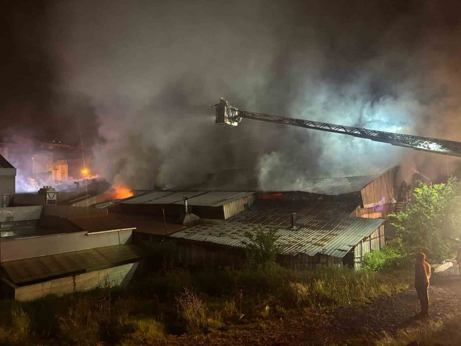 Arnavutköy’de ahşap kalıp üretim tesisinde yangın
