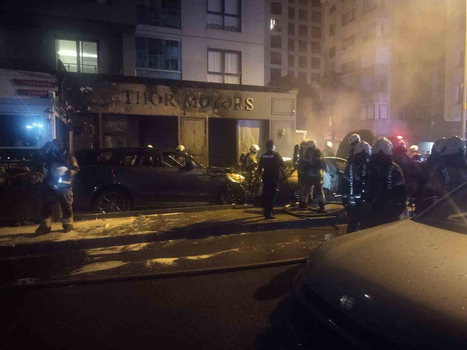 Kadıköy’de galeri önündeki park halindeki araçlar alev alev yandı
