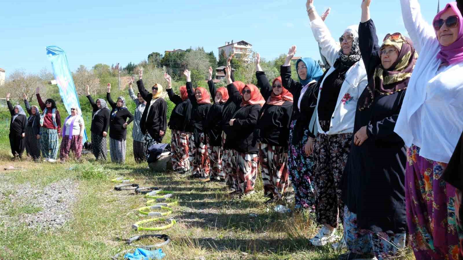 Kadınlar şalvarlarıyla spor yaptı, ortaya renkli kareler çıktı
