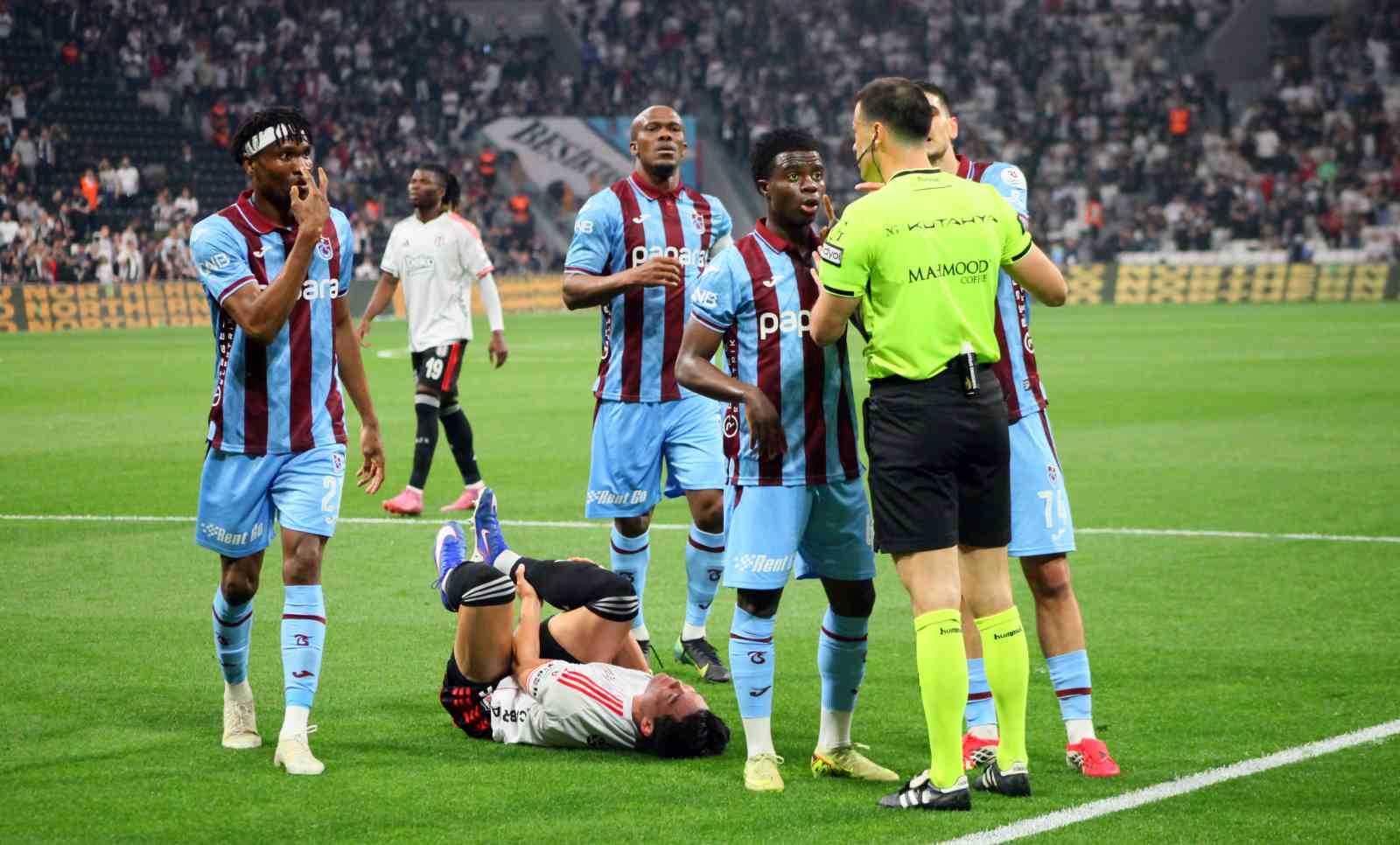Trendyol Süper Lig: Beşiktaş: 1 - Trabzonspor: 1 (İlk yarı)
